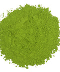 Feines grünes Matcha-Pulver, lose auf heller Fläche