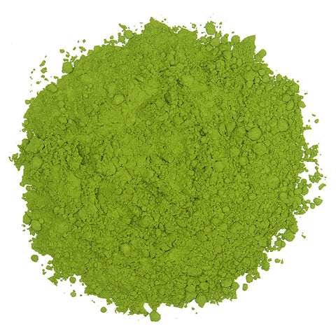 Feines grünes Matcha-Pulver, lose auf heller Fläche