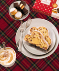 Marzipan-Stollen-Scheiben auf Teller mit Puderzucker