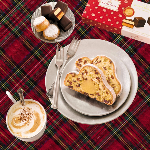 Marzipan-Stollen-Scheiben auf Teller mit Puderzucker