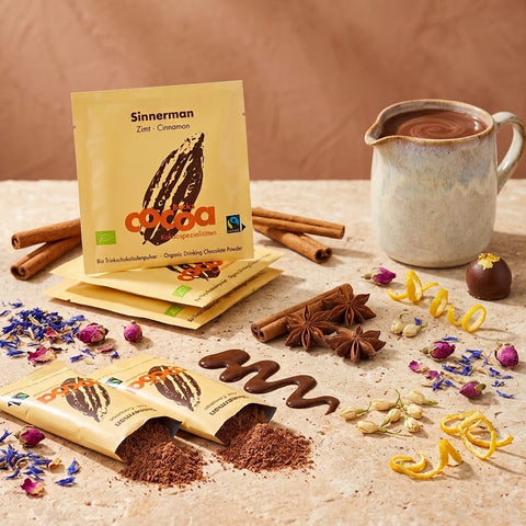 Trinkschokolade-Päckchen Sinnermann mit Zimt und Kardamom, plus Beutel und Gewürze