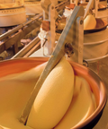 Marzipan-Stollen auf Förderschale einer Produktionsmaschine