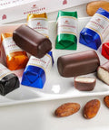 Sortiment Marzipan- und Schokoladenstücke mit bunten Verpackungen und Pralinen