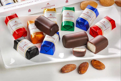 Sortiment Marzipan- und Schokoladenstücke mit bunten Verpackungen und Pralinen