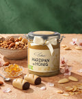 Marzipan in Honig im Glas mit Schleife, Etikett, dazu Mandel- und Honigkristalle