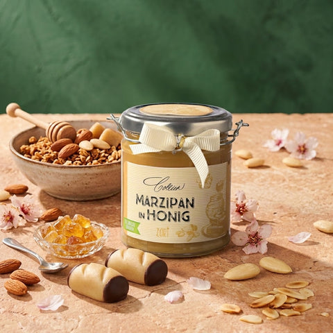 Marzipan in Honig im Glas mit Schleife, Etikett, dazu Mandel- und Honigkristalle