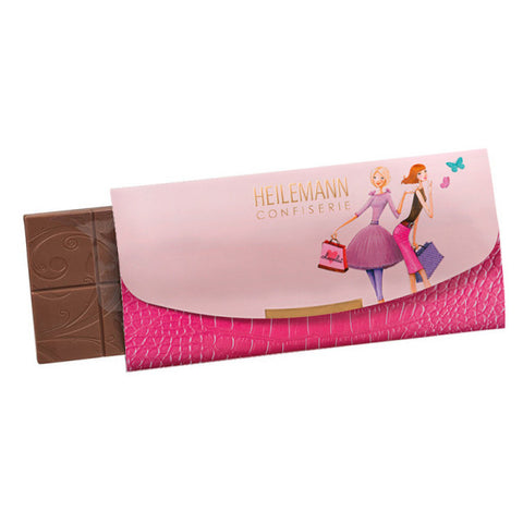 Schokoladenverpackung mit pinkem Prägelederlook, Vorderseite mit Mädchenmotiv und HEILEMANN